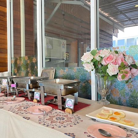 Chaophayathara Riverside Hotel Chainat Exterior photo