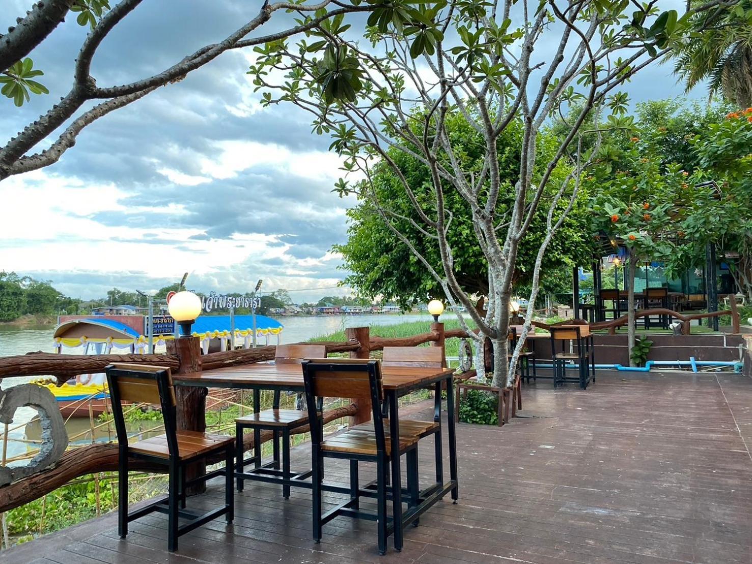 Chaophayathara Riverside Hotel Chainat Exterior photo