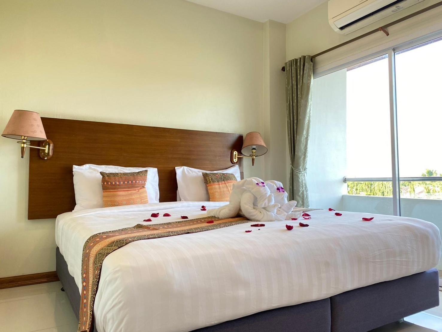 Chaophayathara Riverside Hotel Chainat Exterior photo